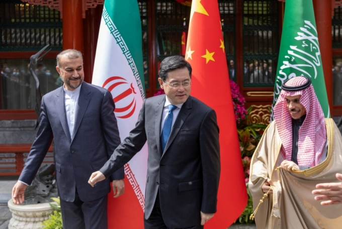 왼쪽부터 호세인 아미르 압돌라히안 이란 외교장관, 파이살 빈 파르한 알사우드 사우디 왕자, 친강 중국 외교부장이 지난 6일(현지시간) 중국 베이징에서 회담을 갖고 있다. /로이터=뉴스1