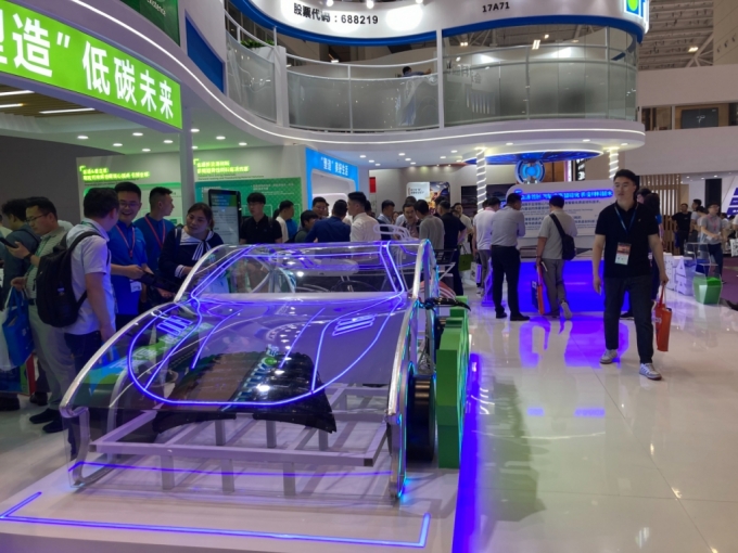 '차이나플라스 2023'에서는 중국 업체들도 전기차 소재를 전면에 내세우는 모습을 보였다./사진=최경민 기자