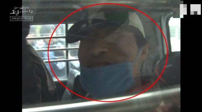 경찰 호송차 안에서 자신을 촬영하는 방송국 카메라를 보며 웃는 연쇄살인범 정남규의 모습. /사진=SBS 교양 공식 유튜브 채널 '달리' 캡처