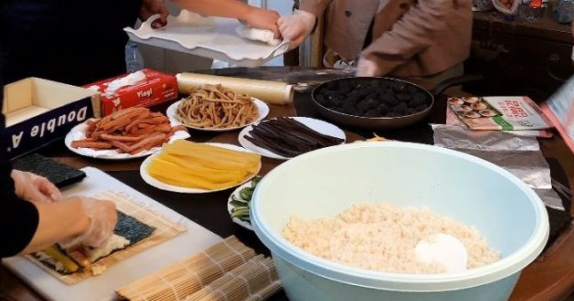 수단 교민에게 제공된 비상식량인 김밥을 만드는 현장. 