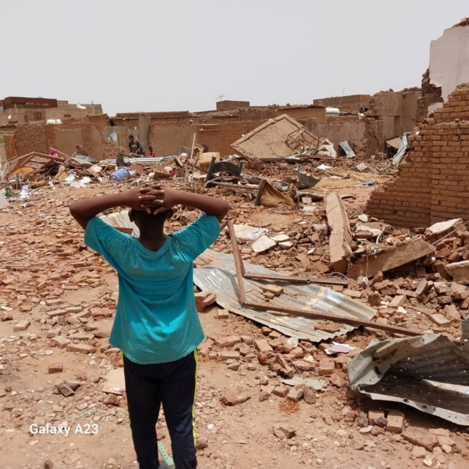 25일(현지시간) 수단 남하르툼 지역에서 준군사조직 RSF(신속지원군)과 정부군이 충돌한 후 손상된 건물들이 보인다. /로이터=뉴스1