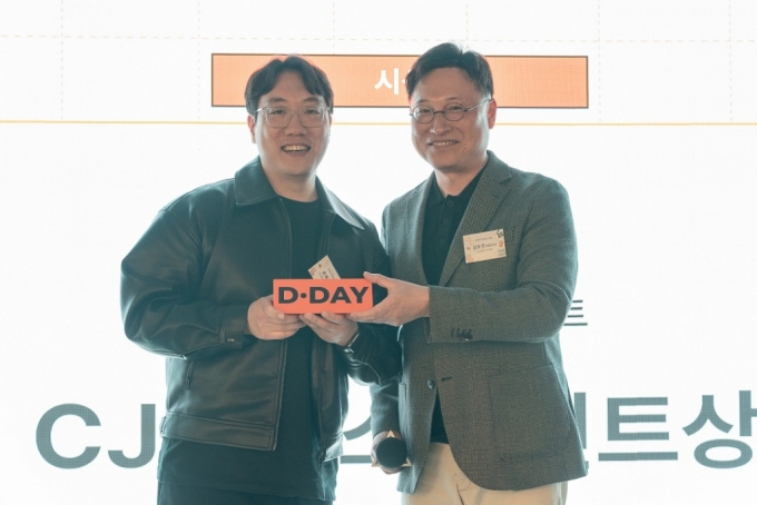 (왼쪽부터)유재원 마들렌메모리 대표, 김도한 CJ인베스트먼트 대표이사/사진제공=디캠프