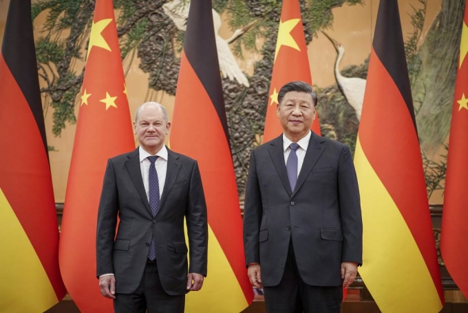 올라프 숄츠(왼쪽) 독일 총리가 2022년 11월 4일 중국 베이징 인민대회당에서 시진핑 중국 국가주석을 만나 회담 전 기념 촬영을 하고 있다. 숄츠 총리는 폭스바겐, 지멘스, 도이체방크 등 독일 대표 기업의 최고경영자(CEO) 12명과 함께 중국을 방문했다. /AP=뉴시스