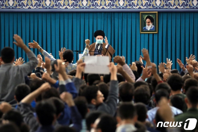 (테헤란 AFP=뉴스1) 우동명 기자 = 아야톨라 알리 하메네이 이란 최고 지도자가 18일(현지시간) 테헤란에서 열린 학생 모임에 참석해 연설을 하고 있다.  ⓒ AFP=뉴스1  Copyright (C) 뉴스1. All rights reserved. 무단 전재 및 재배포 금지.