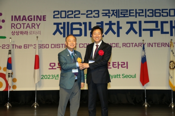 오세훈 서울시장(오른쪽)과 손봉락 국제로타리 3650지구 총재/사진=로타리 3650지구