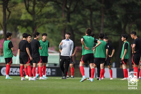 U-20 대표팀 훈련을 진행하고 있는 김은중 감독(가운데). /사진=대한축구협회 제공