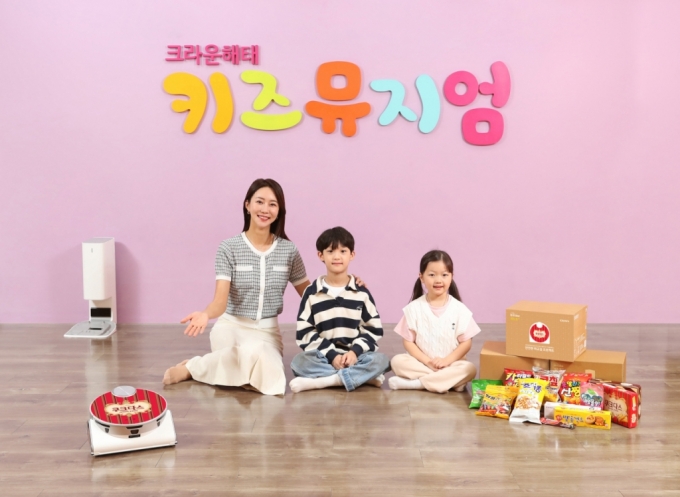 삼성전자 모델이 서울 용산에 위치한 크라운제과 키즈뮤지엄에서 '아이 LIKE 제트 봇 AI' 캠페인을 소개하고 있다/사진제공=삼성전자