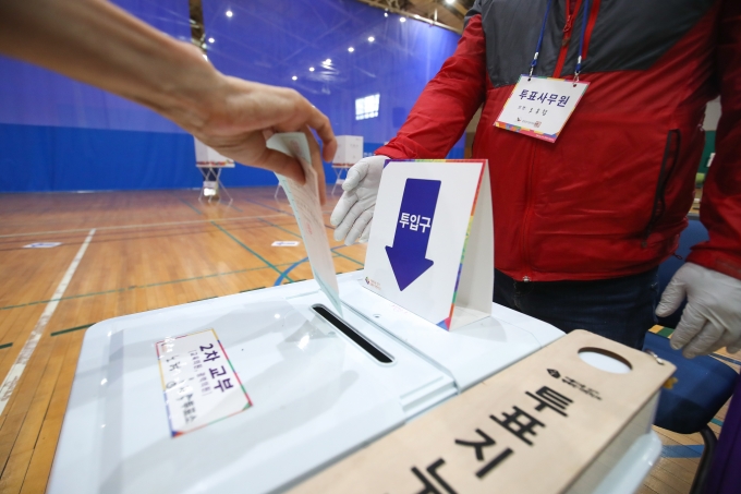 ▲지난해 열린 6.1 지방선거 투표소에서 유권자들이 소중한 권리를 행사하고 있다./사진제공=뉴시스