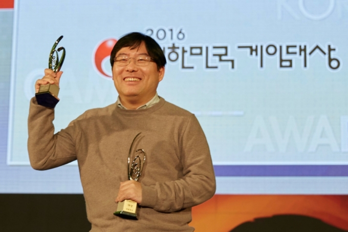 박용현 당시 넷게임즈 대표가 2016년 대한민국게임대상에서 '히트'로 수상하는 모습./ 사진=넥슨게임즈