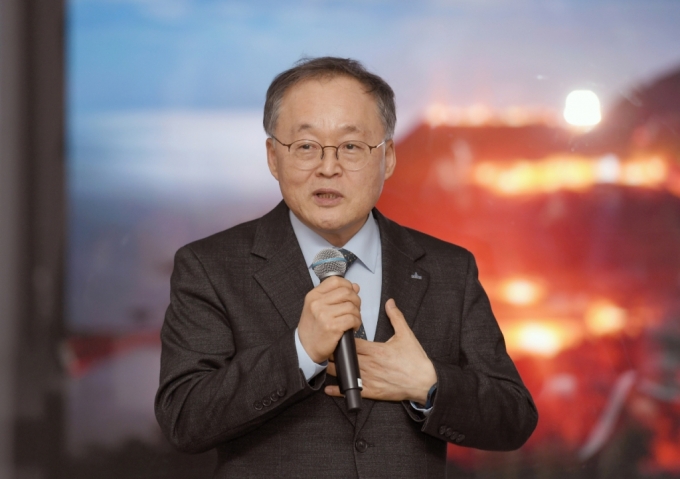 이상률 한국항공우주연구원장이 전남 고흥 나로우주센터에서 오는 24일 3차 발사 직전까지 점검의 점검을 이어가겠다고 밝혔다. / 사진제공=한국항공우주연구원