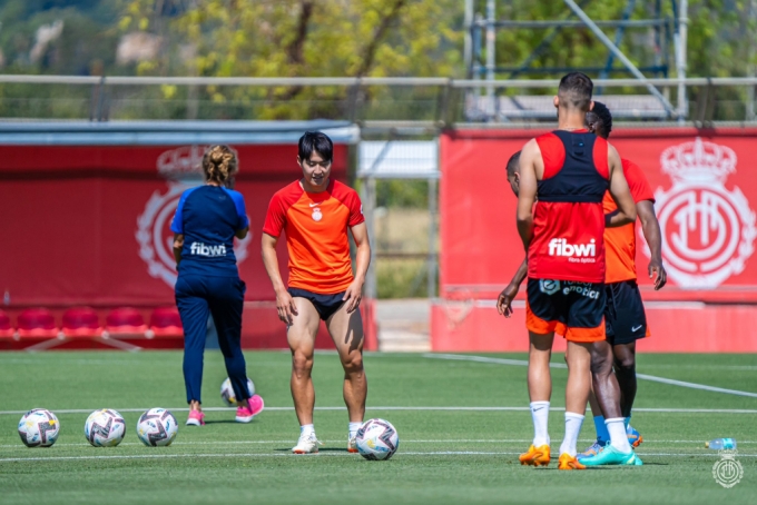 레알 마요르카 구단이 8일(현지시간) 공식 SNS를 통해 공개한 이강인(왼쪽에서 두 번째)의 훈련 모습. 말 근육을 연상케 하는 이강인의 탄탄한 허벅지가 눈길을 끈다. /사진=레알 마요르카 공식 SNS 