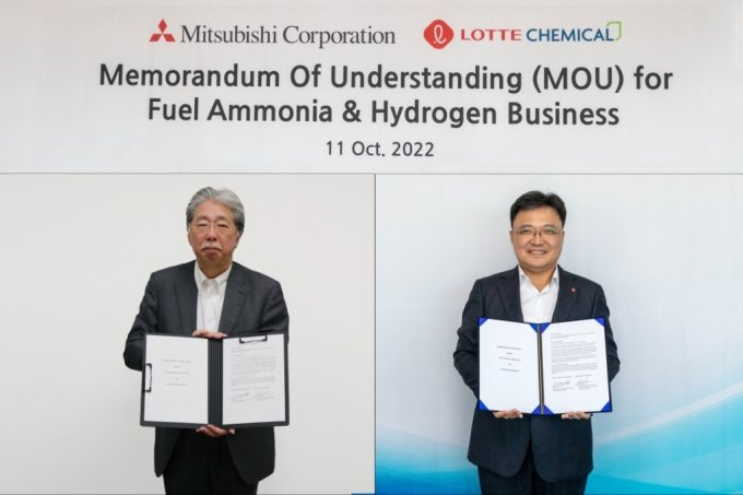 지난해 10월 하바 히로키(Haba Hiroki) 미쓰비시상사 차세대 연료·석유사업본부장(왼쪽)과 황진구 롯데케미칼 수소에너지사업단장이 업무협약을 체결하고 있다 /사진=롯데케미칼 