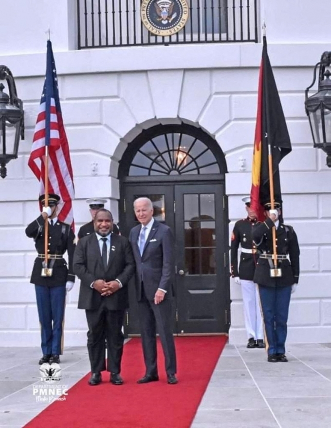 지난해 9월 미국 워싱턴에서 열린 미-태평양도서국 정상회담에서 제임스 팔라페 파푸아뉴기니 총리(왼쪽)가 조 바이든 미국 대통령과 함꼐 포즈를 취하고 있다. /로이터=뉴스1