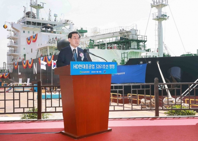 이창양 산업통상자원부 장관은 10일 울산 HD현대중공업에서 ‘최신 한국형 화물창 기술(KC-2)을 적용한 국내 최초 LNG 벙커링 전용 선박인 블루 웨일호(Blue Whale) 명명식’에 참석했다./사진제공=산업통상자원부