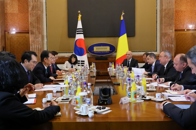 27년만에 루마니아 방문한 한국 총리 "원전·방산 협력 강화"