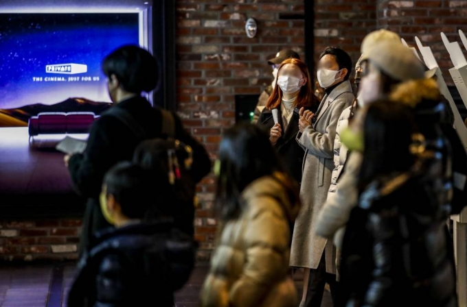 실내 마스크 착용 의무 해제를 하루 앞둔 지난 1월 29일 오전 서울 용산구 CGV 용산점을 찾은 시민들이 마스크를 쓴 채 이동하고 있다./사진=뉴시스