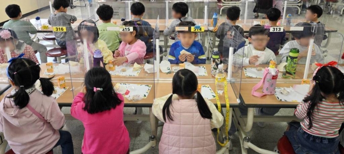 서울의 한 초등학교에서 학생들이 급식을 먹고 있다. 2023.03.31. /사진제공=뉴시스