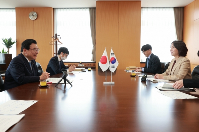 이영 중소벤처기업부 장관(오른쪽)이 12일 일본 도쿄 정부청사에서 고토시게유키 일본 스타트업담당상(왼쪽)과 양자면담을 하고 있다.