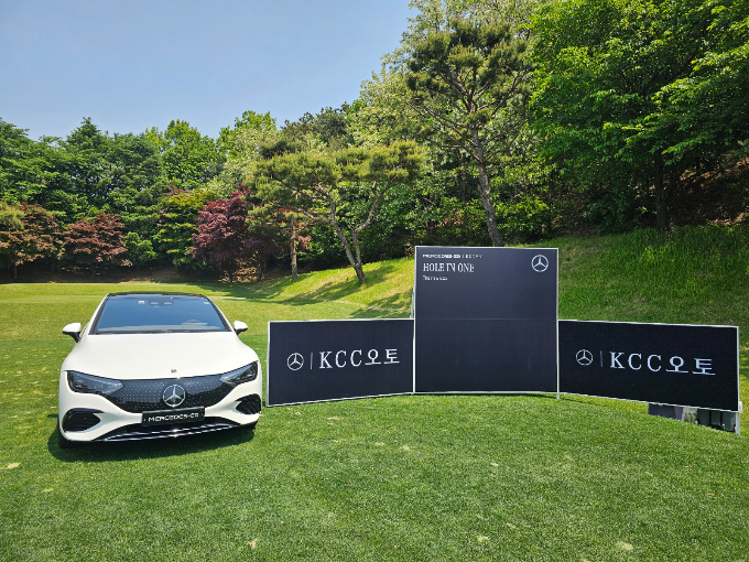 KCC오토가 '2023 KLPGA NH투자증권 레이디스 챔피언십' The new EQE 차량을 협찬한다./사진제공=KCC오토