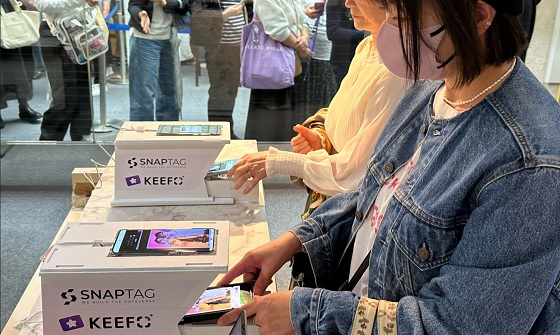 일본 K팝 행사에서 입장객들이 키포 앱을 통해 디지털 체크인을 하고 있다./사진제공=스냅태그