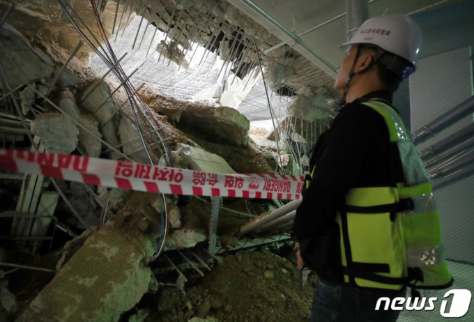 국토안전관리원 관계자가 지난 2일 인천시 서구 검단의 한 아파트 지하주차장 슬래브 붕괴 현장을 살피고 있다. /사진=뉴스1