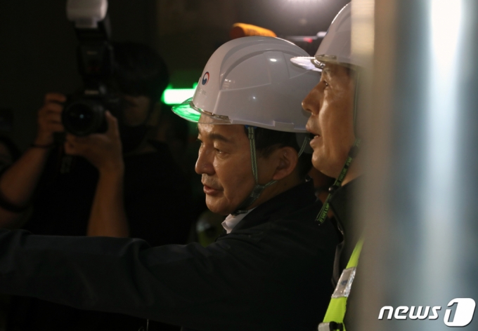 원희룡 국토교통부 장관이 지난 2일 인천시 서구 검단의 한 아파트 지하주차장 슬래브 붕괴 현장을 살펴보고 있다. /사진=뉴스1