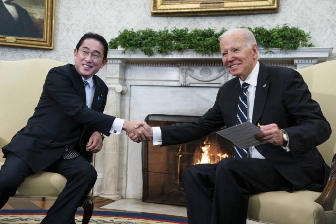 [워싱턴=AP/뉴시스] 조 바이든(오른쪽) 미국 대통령이 13일(현지시간) 백악관 집무실에서 기시다 후미오 일본 총리를 만나 악수하고 있다. 2023.01.14.