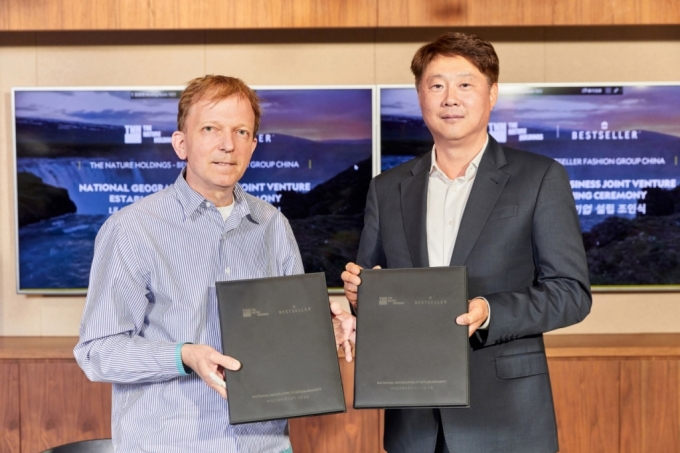 박영준 더네이쳐홀딩스 대표(사진 오른쪽)와 댄 프리스(DAN FRIIS) 베스트셀러 CEO가 중국 합작법인(JV) 설립을 위한 양해각서를 체결하고 기념촬영을 하는 모습/사진=더네이쳐홀딩스
