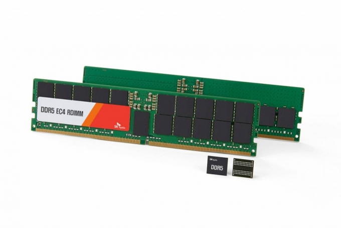 SK하이닉스가 업계 최초로 견본제품을 출하한 24Gb DDR5 D램과 96GB, 48GB D램 모듈/사진제공=SK하이닉스