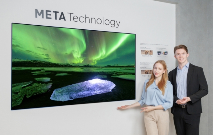 LG디스플레이 모델이 '메타 테크놀로지'가 적용된 3세대 OLED TV 패널을 소개하고 있다. /사진제공=LG디스플레이