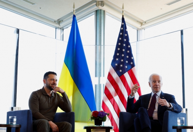조 바이든 미국 대통령과 볼로디미르 젤렌스키 우크라이나 대통령이 21일 일본 히로시마의 그랜드 프린스 호텔에서 열린 G7 정상회의에서 만나 회담하고 있다. /로이터=뉴스1