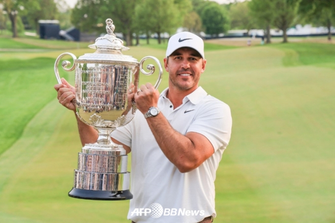 브룩스 켑카가 21일(현지시간) PGA 챔피언십에서 우승을 차지한 뒤 우승 트로피를 들어 보이고 있다. /AFPBBNews=뉴스1