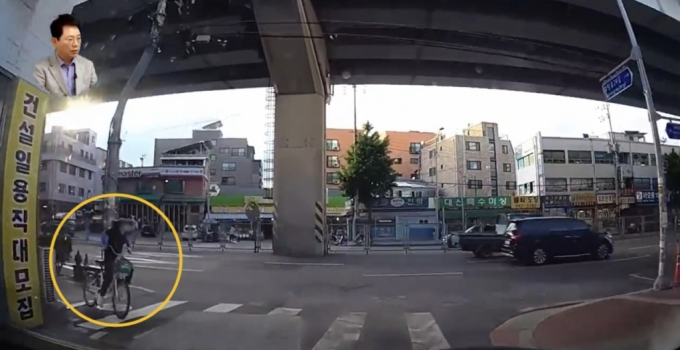 골목길을 빠져나가는 차량을 보고 급제동한 자전거 운전자가 차량 운전자를 경찰에 신고했다는 사연이 전해졌다. 자전거 운전자는 멀쩡히 일어나 자리를 떠난 후 뒤늦게 차량 운전자를 신고했다. /사진=유튜브 채널 '한문철 TV'
