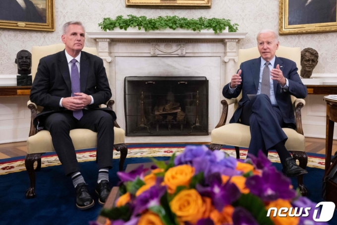 조 바이든 미국 대통령과 케빈 매카시 하원의장이 지난 22일 워싱턴 백악관에서 부채한도 상향 협상을 하고 있다. 바이든 대통령과 매카시 하원의장은 27일(현지시간) 부채한도에 잠정 합의를 했다고 로이터 통신이 보도했다./사진=뉴스1