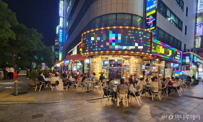 예년보다 일찍 날씨가 더워지면서 번화가를 찾는 사람도 늘었다. 지난 25일 서울 종로구 '젊음의 거리'에는 평일임에도 가게마다 사람들로 북적였다./사진=최지은 기자