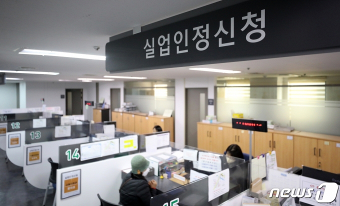 지난달 10일 오후 서울 마포구 서부고용복지플러스센터를 찾은 시민들이 실업인정신청 창구에서 상담받고 있다. /사진=뉴스1