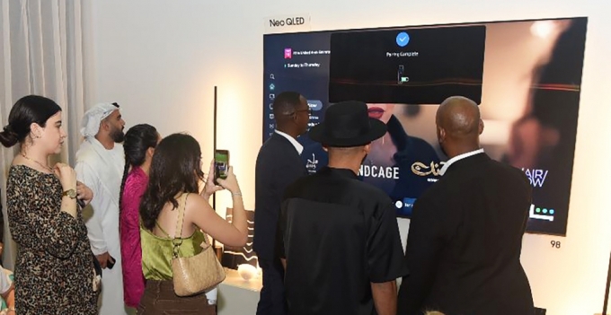 지난 5월 두바이에서 진행된 2023년형 Neo QLED 중동 지역 공개 행사에서 파트너사와 미디어 관계자들이 제품을 관람하고 있다./사진=삼성전자