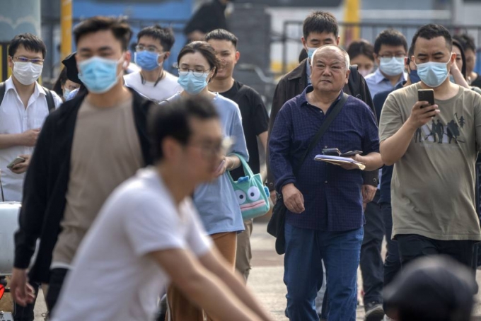 지난 16일 중국 베이징에서 출근길 시민들이 교차로를 건너고 있다. 중국 당국은 지난 4월 소매 판매 지수와 기타 활동이 예상보다 저조해 소비와 수출 부진으로 이어지면서 경제 회복이 압박받고 있다고 밝혔다. /AP=뉴시스