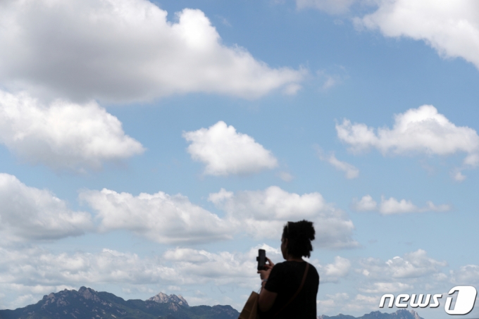 지난 29일 서울 중구 남산에서 바라본 도심 위로 맑은 하늘이 펼쳐져 있다./사진=뉴스1