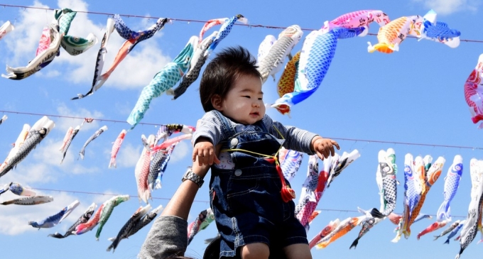 2016년 일본 도쿄에서 어린이날을 앞두고 한 남성이 아이를 번쩍 들어안아 올린 모습/AFPBBNews=뉴스1