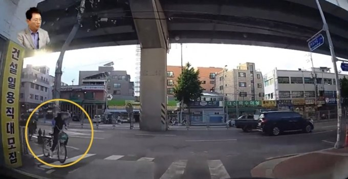 골목길을 빠져나가는 차량을 보고 급제동한 자전거 운전자. 이 자전거 운전자는 차량을 보고 넘어지긴 했으나 멀쩡히 일어나 자리를 떠났고, 뒤늦게 차량 운전자를 경찰에 신고했다. /사진=유튜브 채널 '한문철TV' 캡처