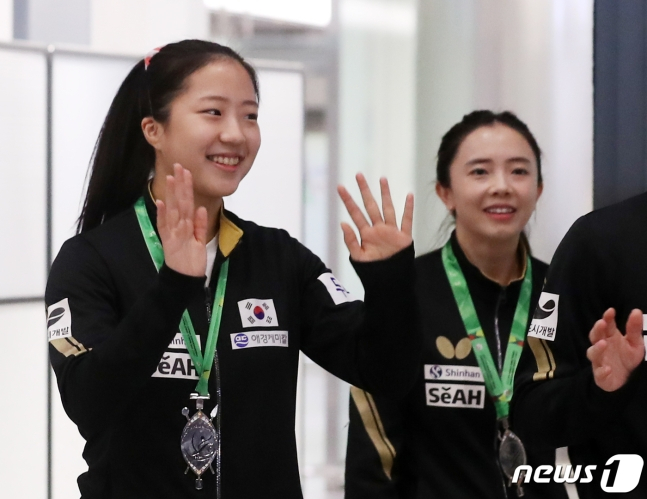 한국 탁구대표팀 신유빈과 전지희가 2023 국제탁구연맹(ITTF) 세계선수권을 마치고 31일 인천국제공항을 통해 귀국하고 있다. /사진=뉴스1