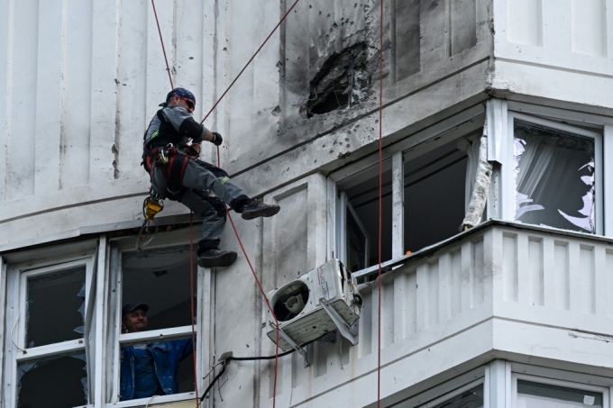 30일(현지시간) 드론 공격으로 손상된 러시아 모스크바의 아파트/AFPBBNews=뉴스1