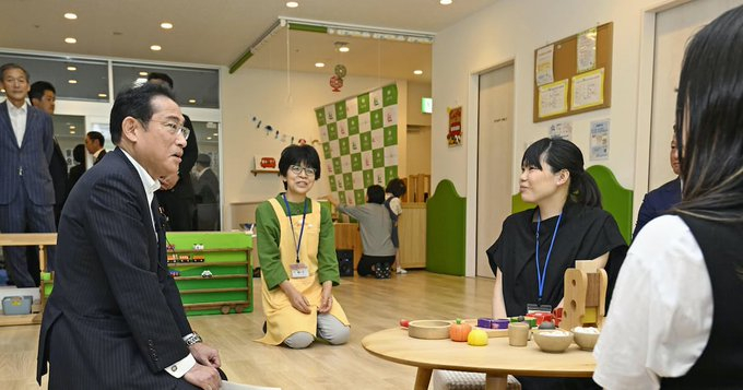 기시다 후미오 일본 총리가 1일 일본 정부의 저출산 대책인 '어린이 미래전략방침' 초안 발표을 앞두고 치바현 마츠도시의 한 어린이집을 방문했다. /사진=트위터