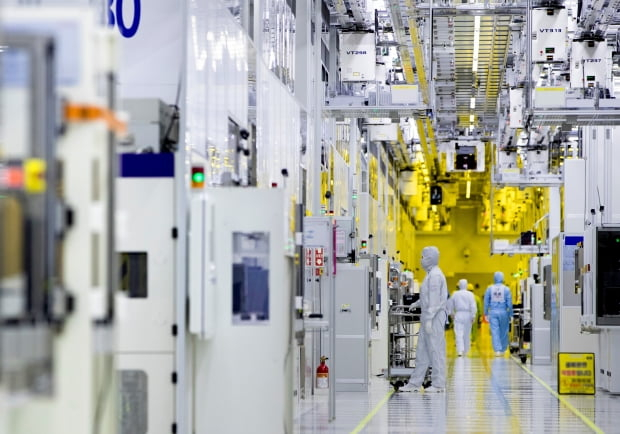 삼성전자 근로자들이 경기 화성캠퍼스 반도체 생산라인 클린룸에서 반도체 장비를 점검하고 있다. / 사진=삼성전자 제공