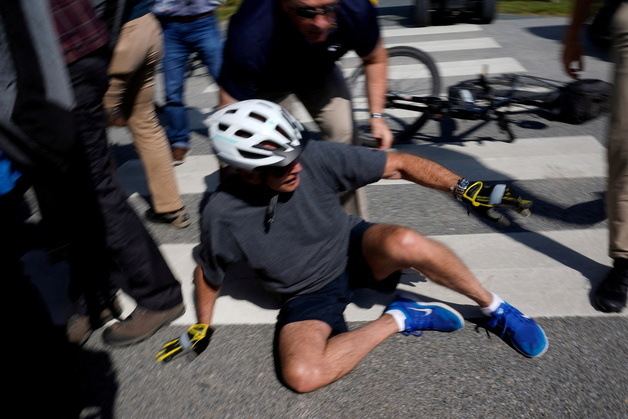 (레호보스 비치 로이터=뉴스1) 우동명 기자 = 조 바이든 미국 대통령이 지난해 6월 델라웨어주 레호보스 비치 인근의 공원에서 자전거를 타던 중 군중에게 다가서기 위해 내리다다 넘어진 모습이 보인다.  (C) 로이터=뉴스1  
