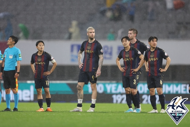 이승우(왼쪽에서 두 번째)가 경기 중 심각한 표정을 짓고 있다. /사진=한국프로축구연맹