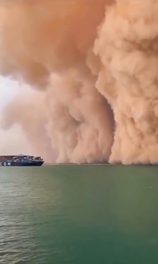 유럽과 아시아를 잇는 최단 무역항로 '수에즈 운하'가 거대 모래 폭풍에 휩싸였다. /사진=트위터