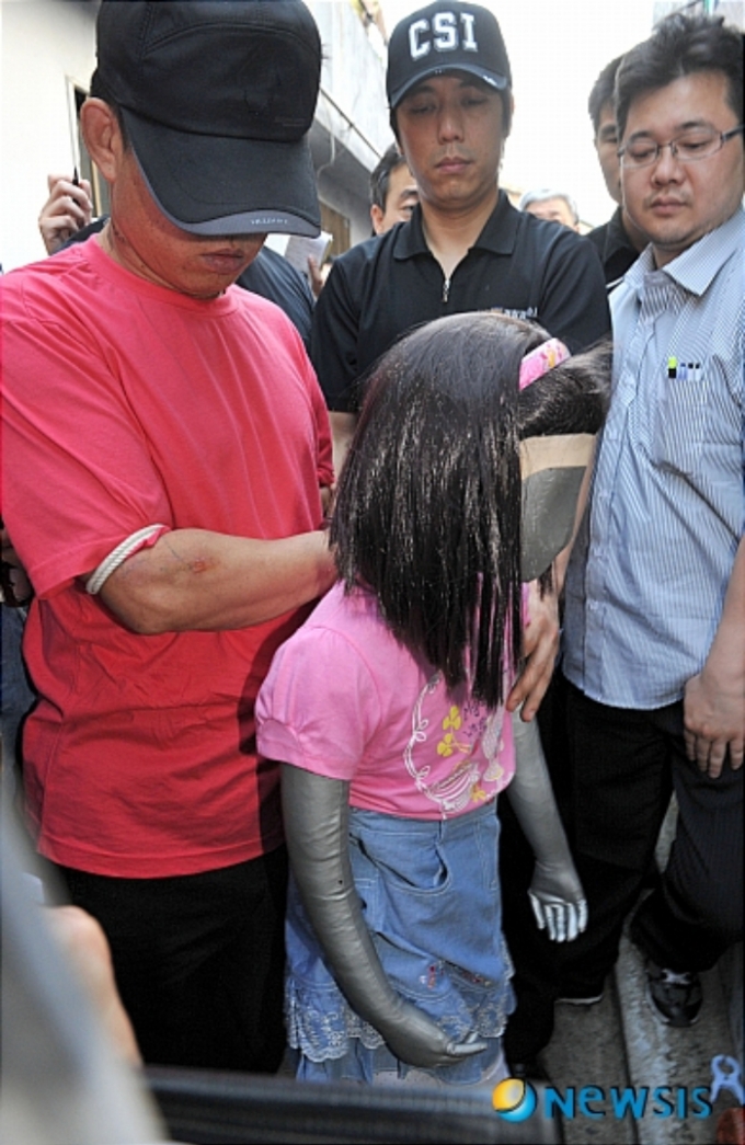 김수철이 현장검증에서 어린이를 끌고 자신의 집으로 들어가는 장면을 재연 하고있다. /사진=뉴시스