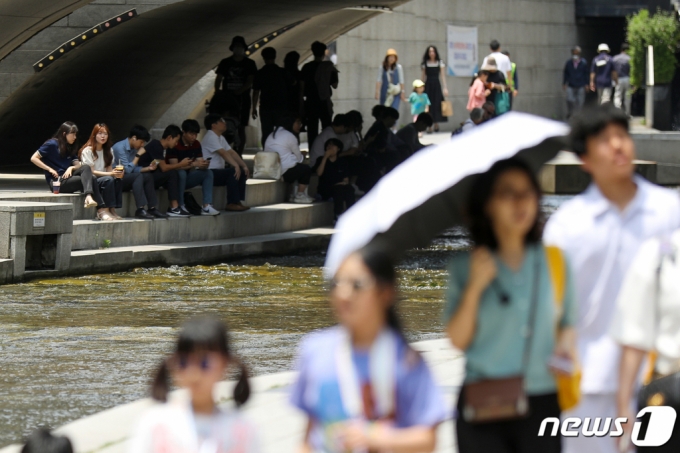  5일 오후 서울 중구 청계천에서 시민들이 모전교 그늘 아래 모여 앉아 더위를 피하고 있다. /사진=뉴스1
